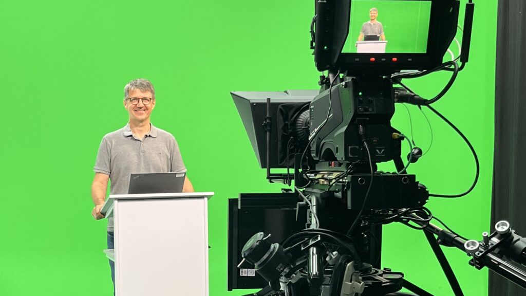 Prof. Dr. Bernhard Bleyer bei der Aufnahme von Videolektionen vor dem Greenscreen